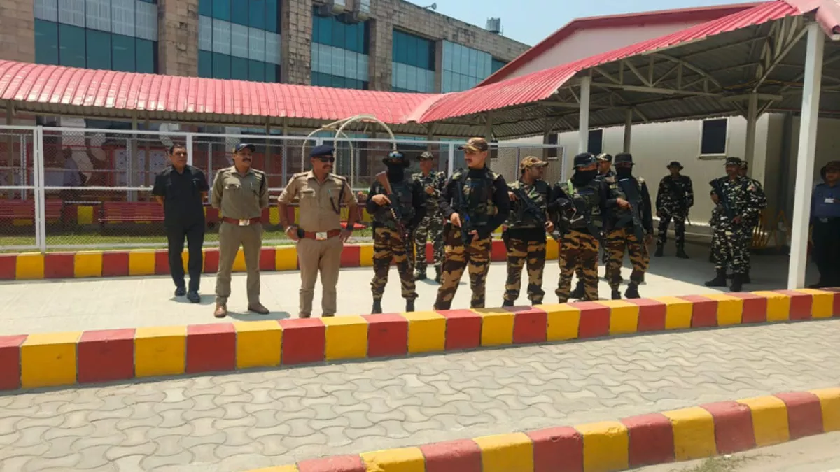 एम्स सहित सार्वजनिक जगहों को पुलिस-अर्धसैनिक बल के जवानों ने खंगाला