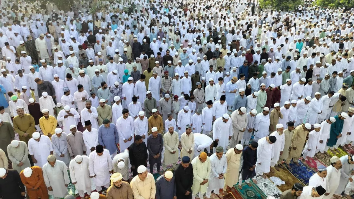 Bakrid 2025: रामपुर में अमन चैन की दुआ को उठे लाखों हाथ, शांतिपूर्ण हुई ईद की नमाज
