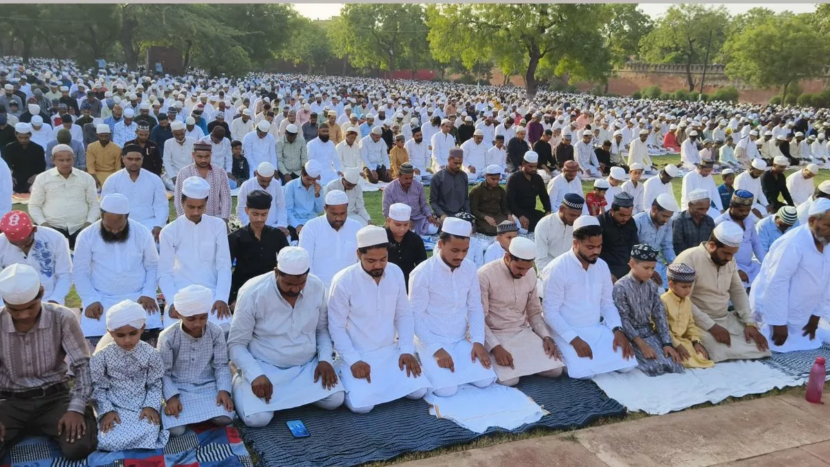 Bakrid 2025: आगरा की मस्जिदों में सुरक्षा के बीच हुई नमाज, इबादत और जकात के बाद दी कुर्बानी