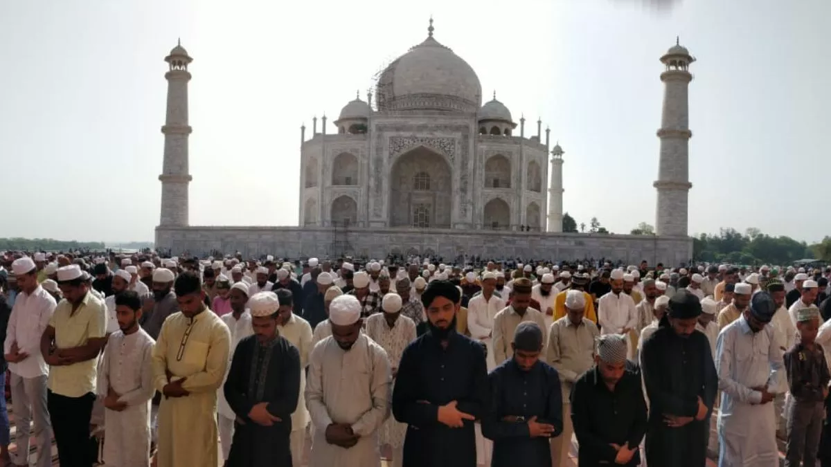 Bakrid 2025: ताजमहल में बकरीद पर मुल्क में अमन की दुआ