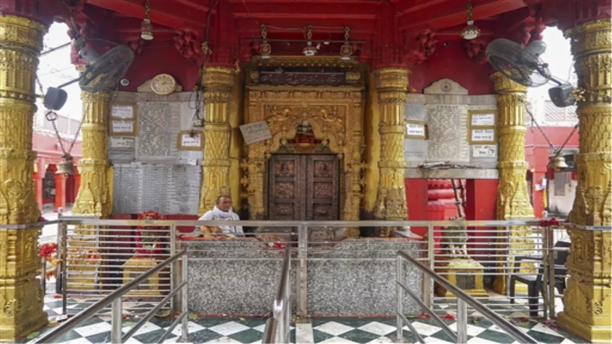 मंदिरों के दरवाजे बंद