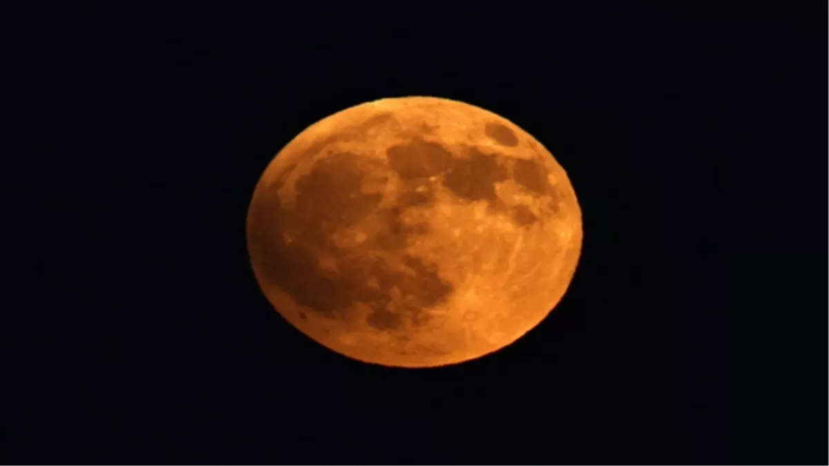रामल्लाह शहर में 'ब्लड मून' का अद्भुत नजारा