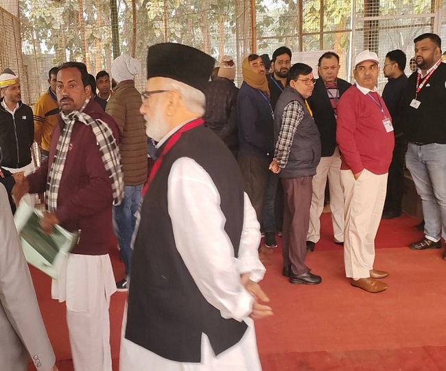 रामपुर में सपा प्रत्‍याशी आसिम राजा भी मतगणना स्थल पर पहुंचे