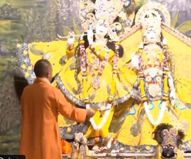 भगवान श्रीकृष्ण-श्री राधारानी के दिव्य स्वरूप के दर्शन कर सीएम योगी बोले संपूर्ण जगत पर बनी रहे कृपा