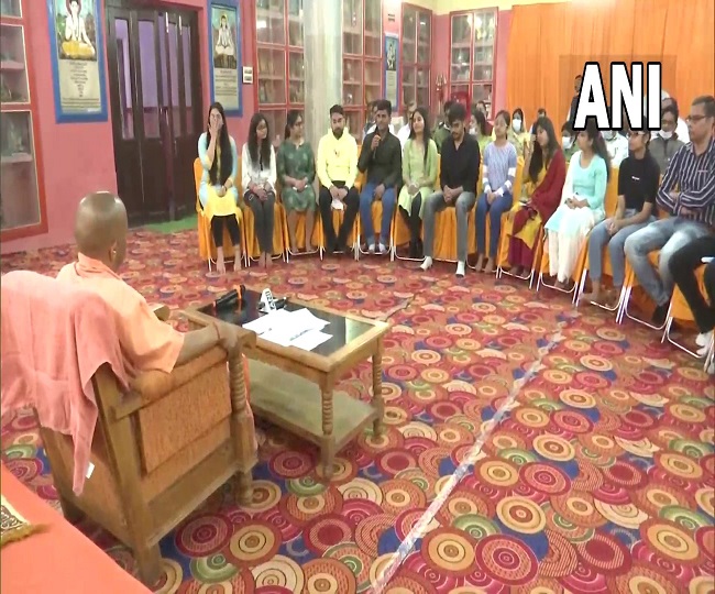 छात्रों से मिले सीएम योगी आदित्यनाथ