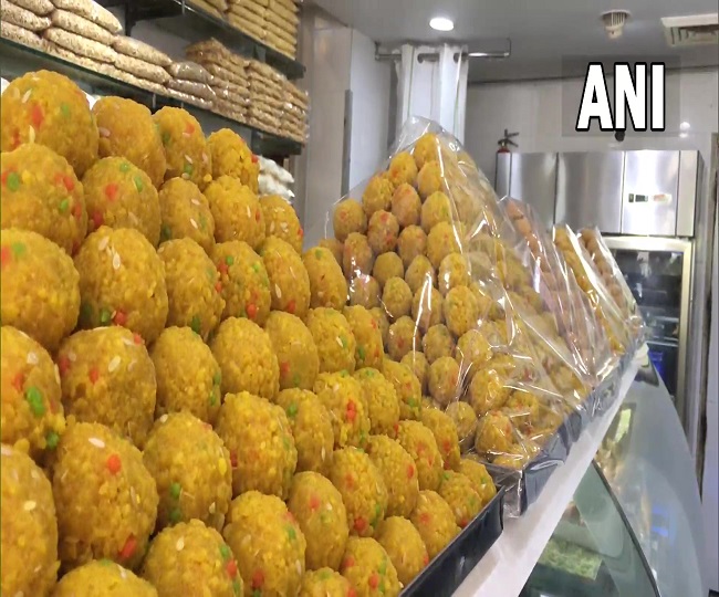 मतगणना से पहले दुकानों में तैयार किए जा रहे लड्डू