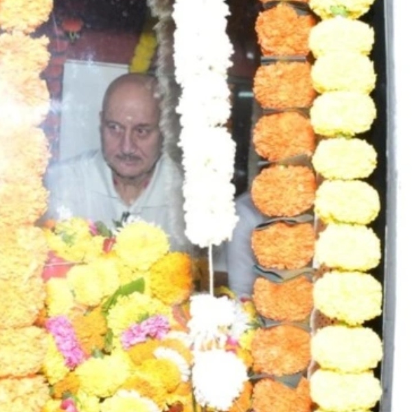 जिगरी यार का  पार्थिव शरीर देख फूट-फूटकर रोए अनुपम खेर
