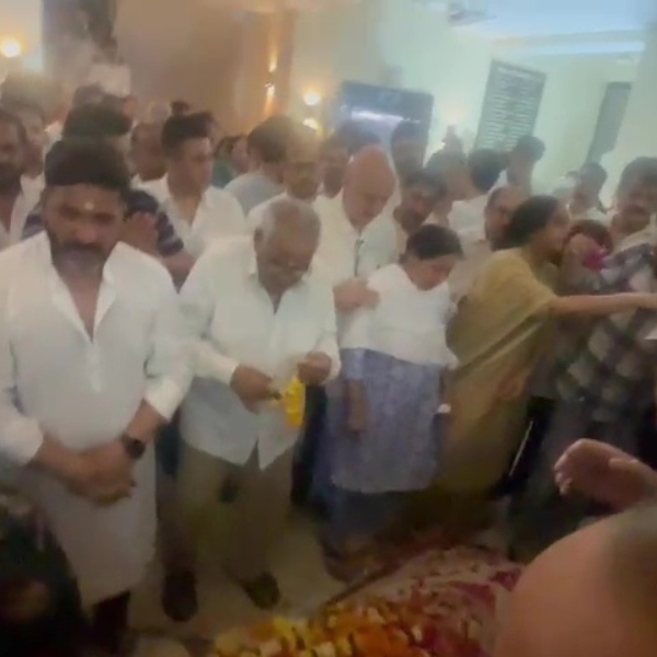 वर्सोवा के श्मशान घाट में हुआ सतीश कौशिक का अंतिम संस्कार