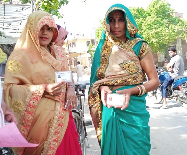  फि‍रोजाबाद : उत्‍तर प्रदेश विधान परिषद चुनाव में मतदान करने जातीं ग्राम प्रधान