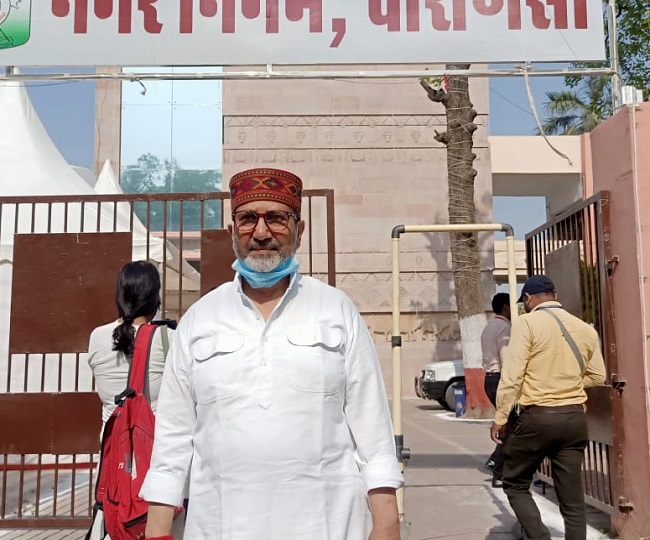 वाराणसी में भाजपा नेता शतरुद्र प्रकाश ने क‍िया मतदान