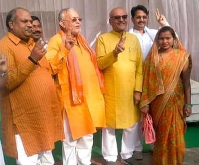 वित्त मंत्री सुरेश खन्ना ने शाहजहांपुर में क‍िया मतदान