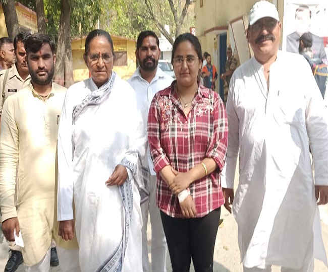  विधान परिषद चुनाव : सम्भल में शिक्षा मंत्री गुलाब देवी ने क‍िया मतदान