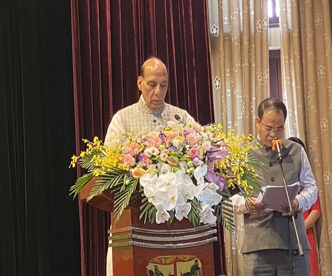 रक्षा मंत्री राजनाथ सिंह वियतनाम के हांग हा शिपयार्ड के एक समारोह में हुए शामिल