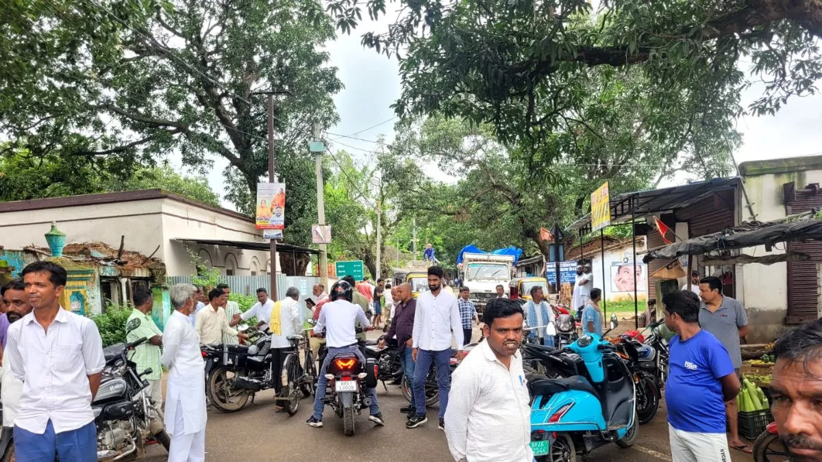 Bihar Bandh Live: सिमुलतला में जाम करते महागठबंधन के कार्यकर्ता