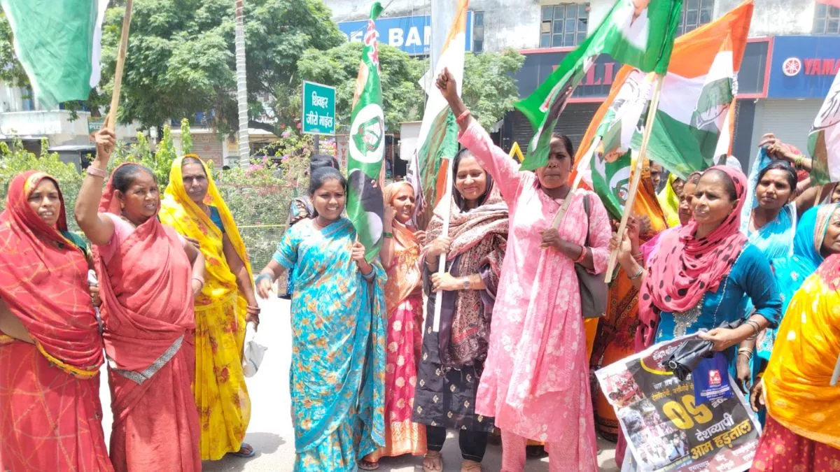 Bihar Bandh Live: राजद की महिला कार्यकर्ता भी उतरी सड़क पर