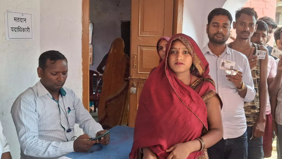 Bihar Bandh Live: सोनबरसा के बूथ संख्या 185 पर कतार में खड़े मतदाता