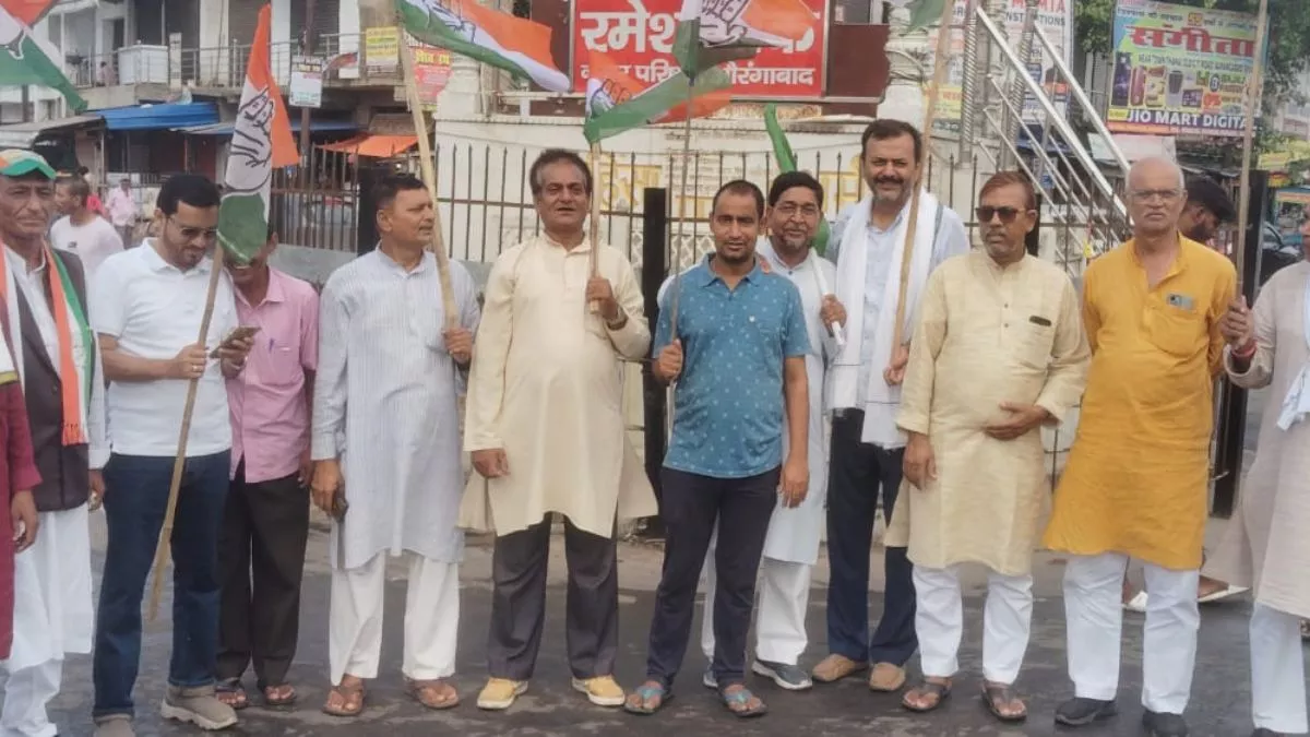Bihar Bandh Live: औरंगाबाद में सड़क जाम किए महागठबंधन के नेता।