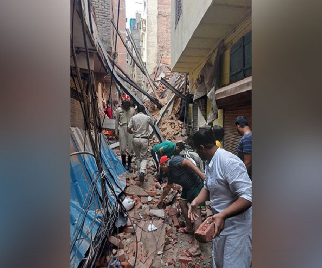 दिल्ली के आजाद मार्केट में इमारत ढही, 2 घायल