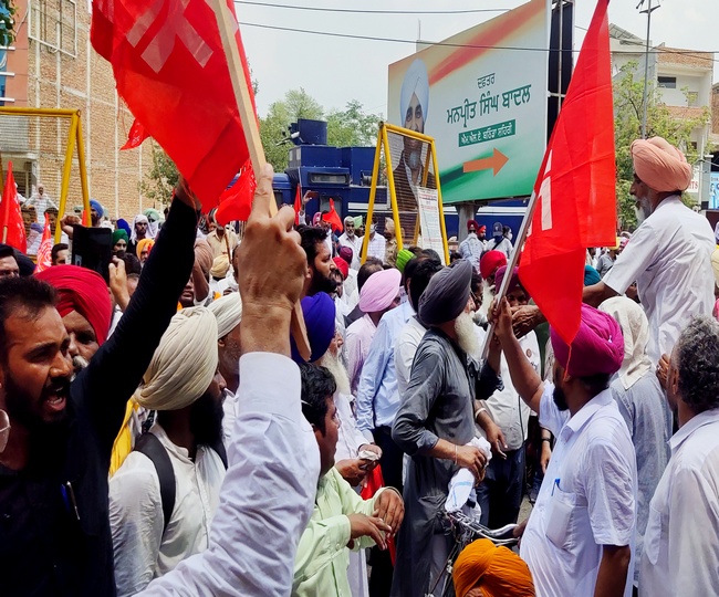 Employees and pensioners surround