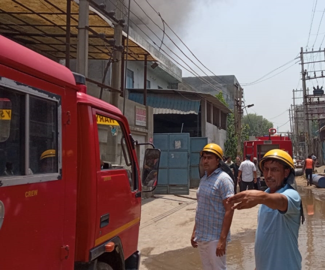 बहादुरगढ़ में चप्पल फैक्ट्री में भीषण आग, जान बचाने दौड़े श्रमिक, धुएं