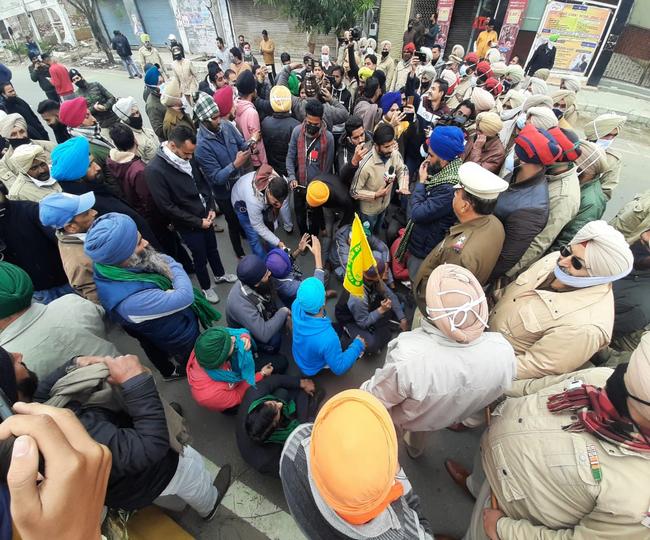 Congress and farmers attack BJP