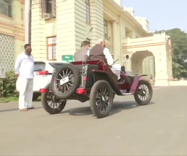 Devesh Chandra Thakur arrive in E-Car just like Vintage Austin at Bihar  Legislative Assembly on first day of the session