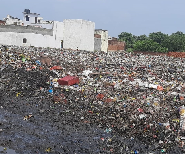 मेरठ : उफ! कहीं बीमारी ही न फैला दे मार्शल पिच पर डंप हजारों टन कचरे की ...