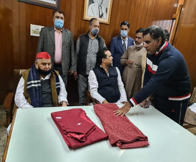 Mulayam Singh Yadav Latest News in Hindi, Mulayam Singh Yadav arrives at Khadi Ashram in Lucknow, Mulayam Singh Yadav Shopping Khadi garments in Lucknow, Lucknow Politics, UP Politics, मुलायम सिंह यादव पहुंचे खादी आश्रम