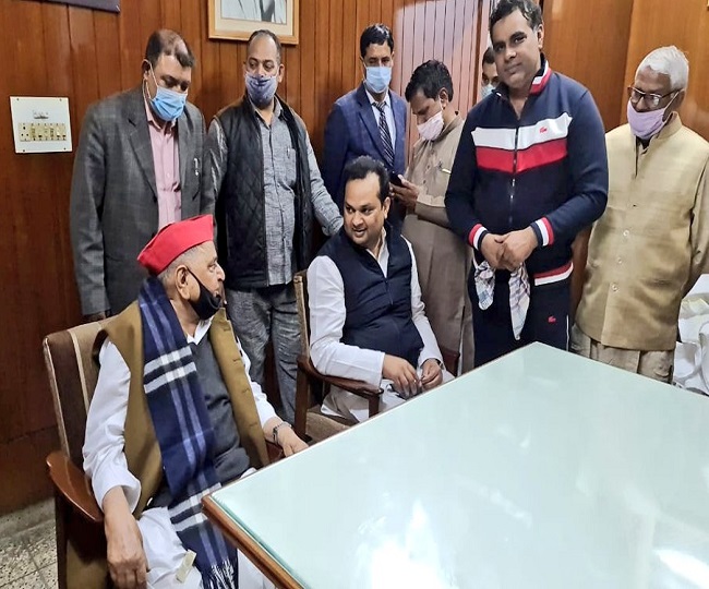 Mulayam Singh Yadav Latest News in Hindi, Mulayam Singh Yadav arrives at Khadi Ashram in Lucknow, Mulayam Singh Yadav Shopping Khadi garments in Lucknow, Lucknow Politics, UP Politics, मुलायम सिंह यादव पहुंचे खादी आश्रम