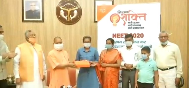 CM Yogi Adityanath honored UP daughter Akanksha Singh who got 100 percent  marks in NEET