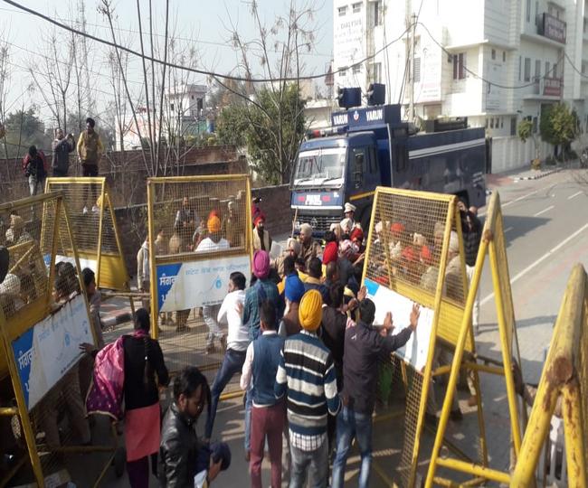 Unemployed teachers break barricades