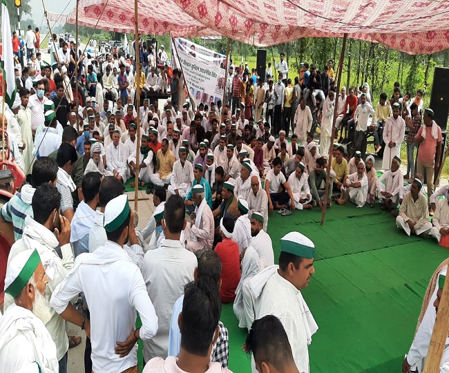Protest of Farm Bill in UP Bharat Bandh by Farmers in UP Political Parties  are supporting farmers burnt parali and blocked raods
