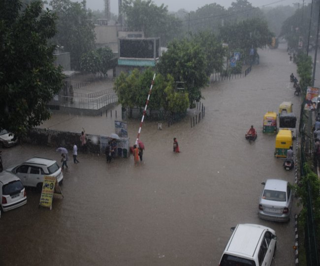 Waterlogging%20%20 दिल्ली में कई जगह सड़क धँसा, इन इलाक़ों से गुजरने वाले लोग रखे ध्यान, मेट्रो स्टेशन वाले रास्तों में भी भरा पानी