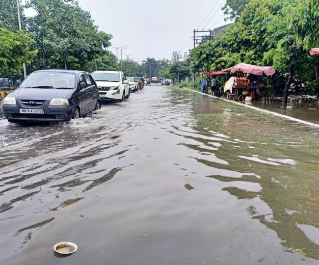 Waterlogging%20%20In%20%20Faridabad दिल्ली में कई जगह सड़क धँसा, इन इलाक़ों से गुजरने वाले लोग रखे ध्यान, मेट्रो स्टेशन वाले रास्तों में भी भरा पानी