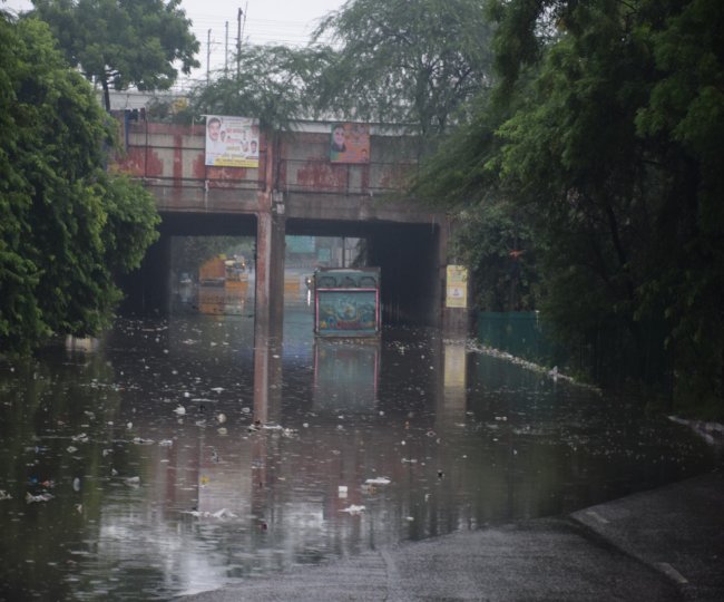 Waterlogging%20%20In%20%20Pulprahaladpur दिल्ली में कई जगह सड़क धँसा, इन इलाक़ों से गुजरने वाले लोग रखे ध्यान, मेट्रो स्टेशन वाले रास्तों में भी भरा पानी