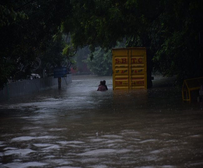Waterlogging%20%20In%20Delhi दिल्ली में कई जगह सड़क धँसा, इन इलाक़ों से गुजरने वाले लोग रखे ध्यान, मेट्रो स्टेशन वाले रास्तों में भी भरा पानी