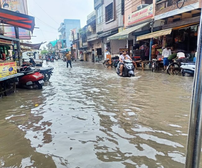 Waterlogging%20%20News दिल्ली में कई जगह सड़क धँसा, इन इलाक़ों से गुजरने वाले लोग रखे ध्यान, मेट्रो स्टेशन वाले रास्तों में भी भरा पानी
