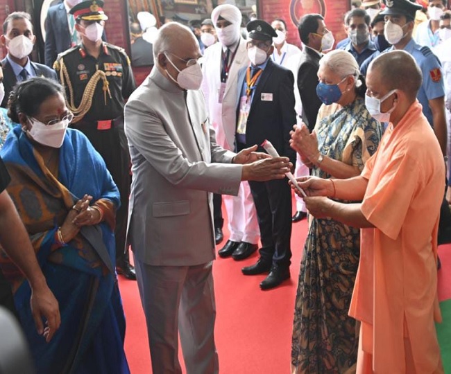 लखनऊः इस अंदाज में हुआ महामहिम कोविंद का स्वागत, राज्यपाल ने भेंट किए अंग वस्त्र