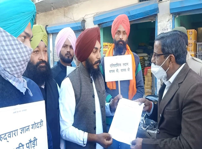 Akalis stage dharna outside