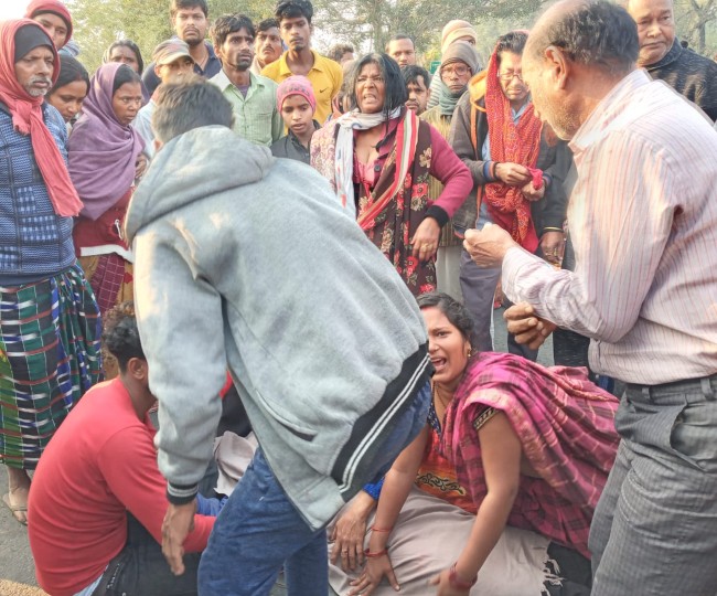 मुंगेर में बड़ा हादसा: छात्रों से भरे ऑटो को ट्रक ने मारा टक्कर, 4 की मौत, 6 जख्मी, आक्रोशित लोगों की आगजनी, ट्रक को फूंका | Deshaj Times मुंगेर में बड़ा हादसा: छात्रों से भरे ऑटो को ट्रक ने मारा टक्कर, 4 की मौत, 6 जख्मी, आक्रोशित लोगों की आगजनी, ट्रक को फूंका