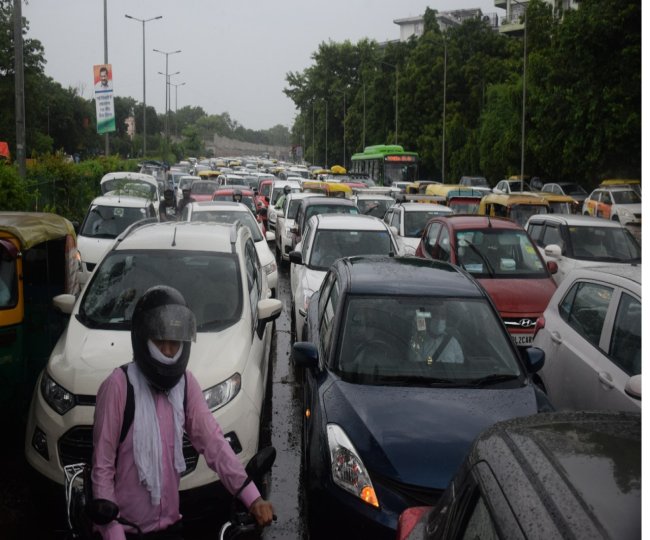 Delhi%20Road%20Jam दिल्ली में ग़ज़ब का Development, जगह रात भर में चलने लगा नाव, सुबह सड़क के जगह दिखने लगा झील
