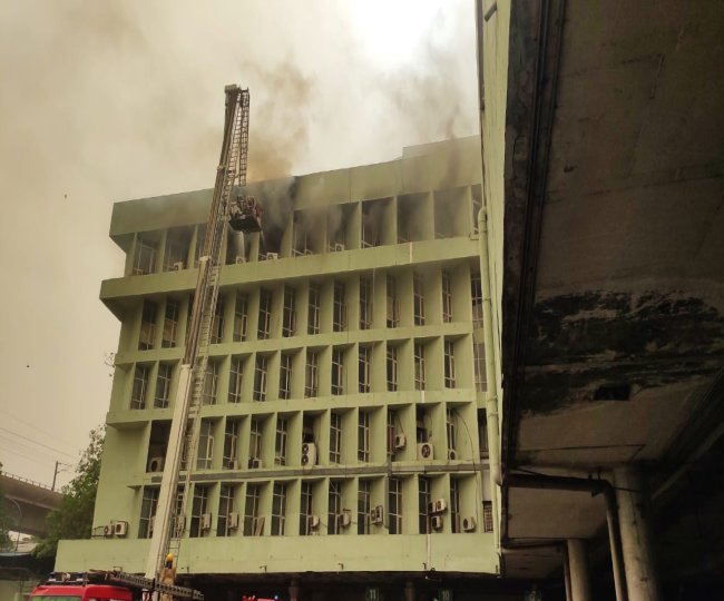 Fire%20In%20Isbt%20Delhi%20News1 दिल्ली के कश्मीरी गेट बस अड्डे में आगम 5 गाड़ियाँ मौक़े पर, पहले शॉर्ट सर्किट हुआ फिर लगी 5 तल्ले की आग