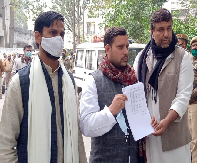 Ghaziabad दिल्ली में कई जगह सड़क धँसा, इन इलाक़ों से गुजरने वाले लोग रखे ध्यान, मेट्रो स्टेशन वाले रास्तों में भी भरा पानी