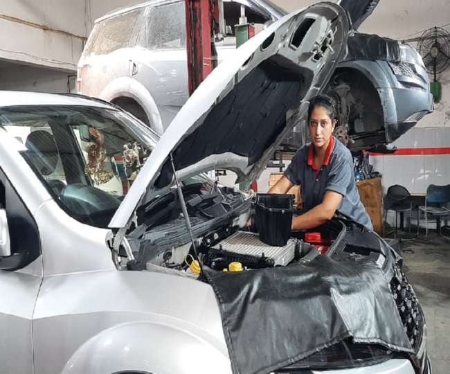 मिलिए जालंधर में महिंद्रा के रागा मोटर्स की पहली महिला मैकेनिक से थार