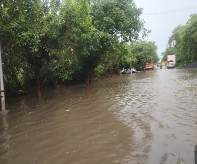 Noida%20Rain दिल्ली में कई जगह सड़क धँसा, इन इलाक़ों से गुजरने वाले लोग रखे ध्यान, मेट्रो स्टेशन वाले रास्तों में भी भरा पानी