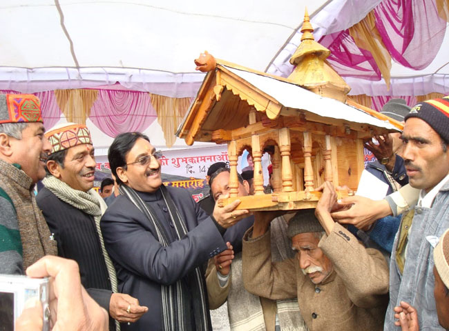 ramkrishn3 लकड़ी और पत्थरों को तराशने की कला के माहिर है नौगॉव के रामकृष्ण