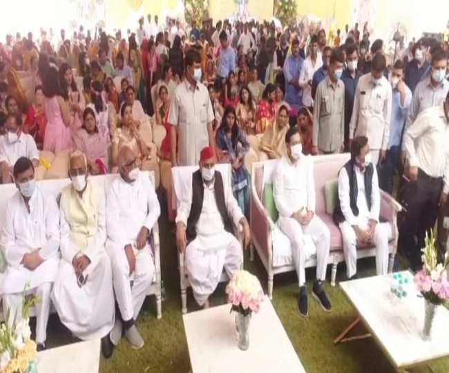 saifai%201 इटावाः सैफई में एकत्रित हुआ सूबे का सबसे बड़ा सियासी परिवार, चाचा-भतीजा दिखे एक-साथ
