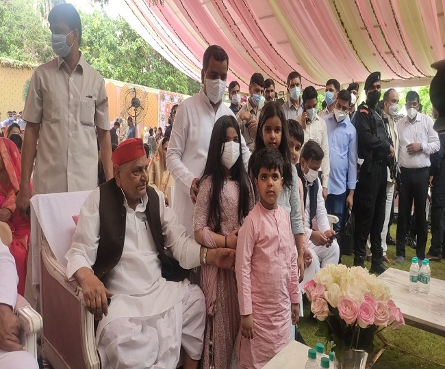 saifai%203 इटावाः सैफई में एकत्रित हुआ सूबे का सबसे बड़ा सियासी परिवार, चाचा-भतीजा दिखे एक-साथ
