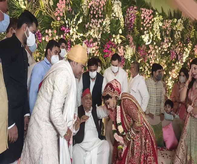 Akhilesh Yadav niece got married in saifai tejashwi yadav appear on wedding  stage with mulayam singh yadav and shivpal yadav