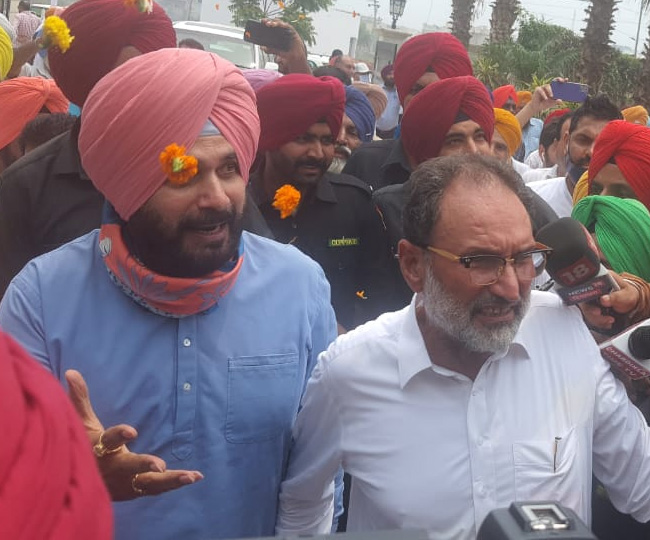 Navjot Sidhu arrives Khanna